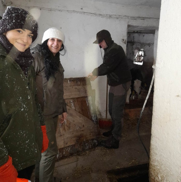 Kontrola piwnicy pod budynkiem gospodarczym. Fot. Dorota Borzyszkowska