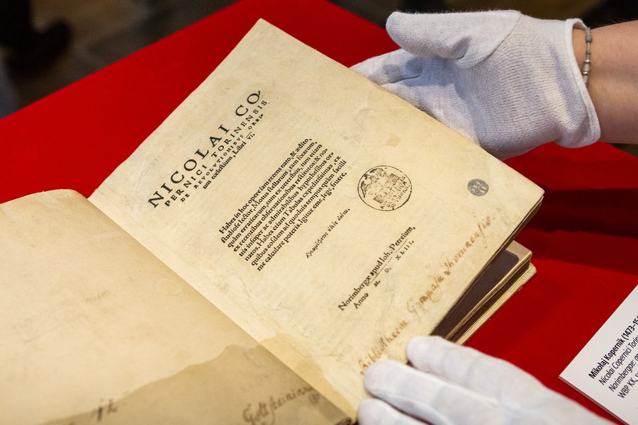 Norymberskie wydanie „De revolutionibus” w zbiorach Książnicy Kopernikańskiej, fot. Szymon Zdziebło /tarantoga.pl dla UMWKP