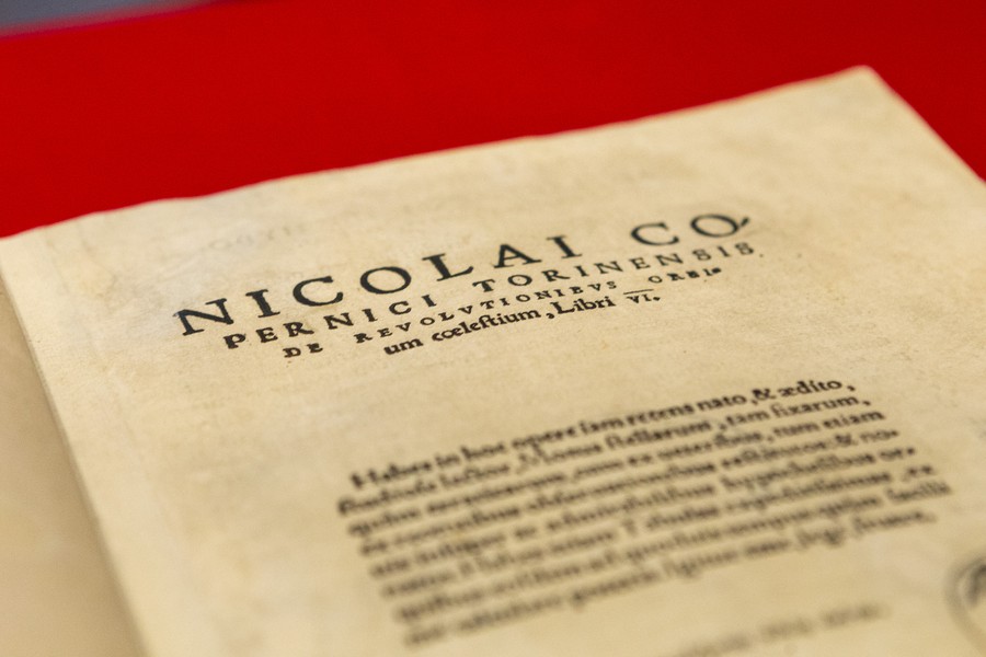 Norymberskie wydanie „De revolutionibus” w zbiorach Książnicy Kopernikańskiej, fot. Szymon Zdziebło /tarantoga.pl dla UMWKP