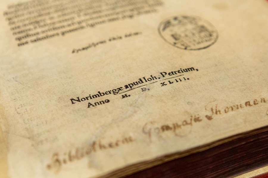 Norymberskie wydanie „De revolutionibus” w zbiorach Książnicy Kopernikańskiej, fot. Szymon Zdziebło /tarantoga.pl dla UMWKP