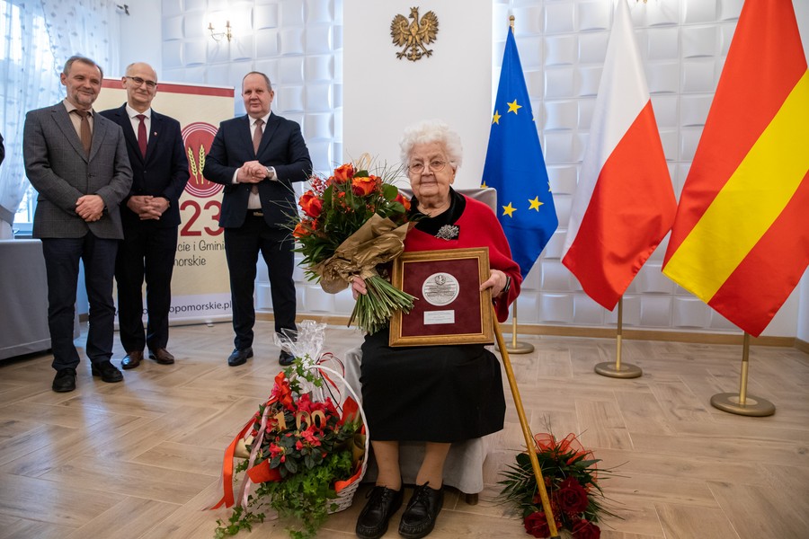 Wręczenie medalu Unitas Durat pani Marii Kosabuckiej, fot. Mikołaj Kuras dla UMWKP