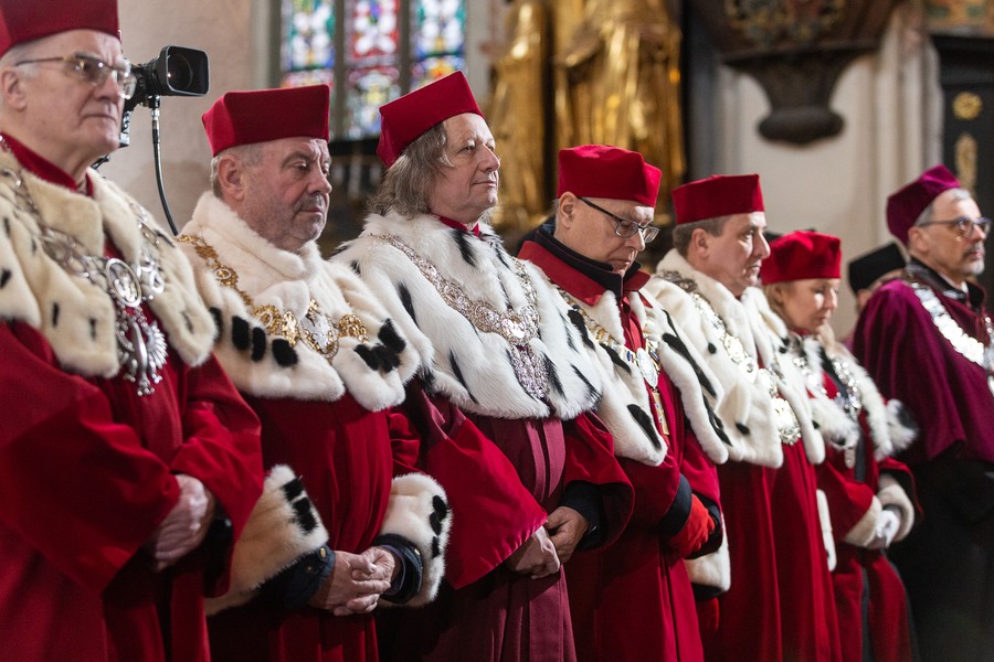 Msza święta i odsłonięcie pamiątkowej tablicy w kaplicy rodziny Kopernika, fot. Szymon Zdziebło/tarantoga.pl dla UMWKP