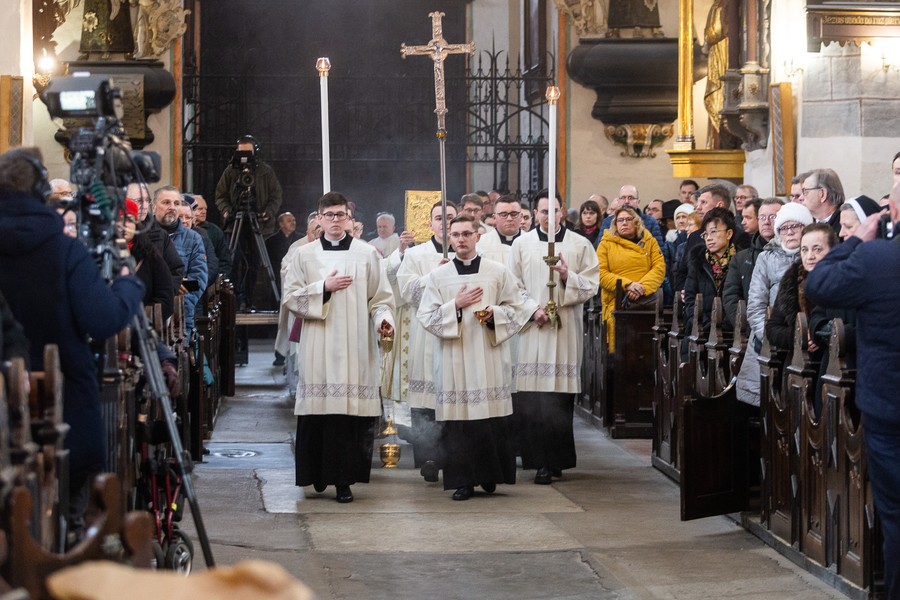 Msza święta i odsłonięcie pamiątkowej tablicy w kaplicy rodziny Kopernika, fot. Szymon Zdziebło/tarantoga.pl dla UMWKP