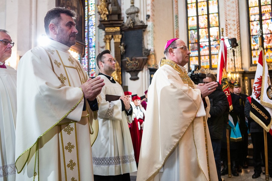 Msza święta i odsłonięcie pamiątkowej tablicy w kaplicy rodziny Kopernika, fot. Szymon Zdziebło/tarantoga.pl dla UMWKP