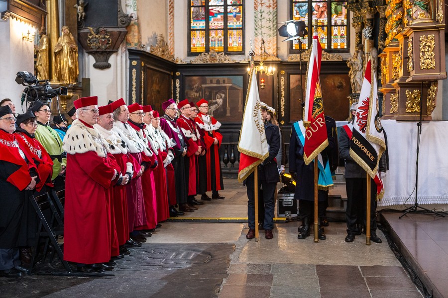 Msza święta i odsłonięcie pamiątkowej tablicy w kaplicy rodziny Kopernika, fot. Szymon Zdziebło/tarantoga.pl dla UMWKP
