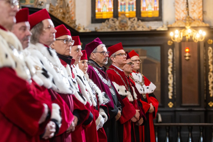 Msza święta i odsłonięcie pamiątkowej tablicy w kaplicy rodziny Kopernika, fot. Szymon Zdziebło/tarantoga.pl dla UMWKP