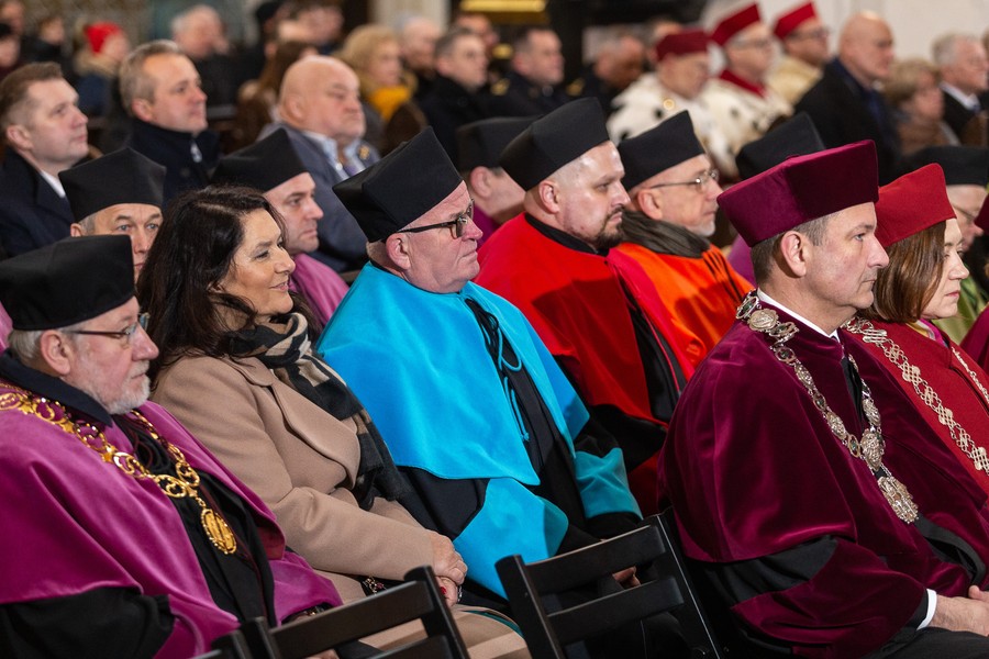 Msza święta i odsłonięcie pamiątkowej tablicy w kaplicy rodziny Kopernika, fot. Szymon Zdziebło/tarantoga.pl dla UMWKP