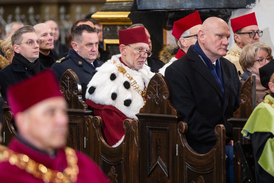 Msza święta i odsłonięcie pamiątkowej tablicy w kaplicy rodziny Kopernika, fot. Szymon Zdziebło/tarantoga.pl dla UMWKP