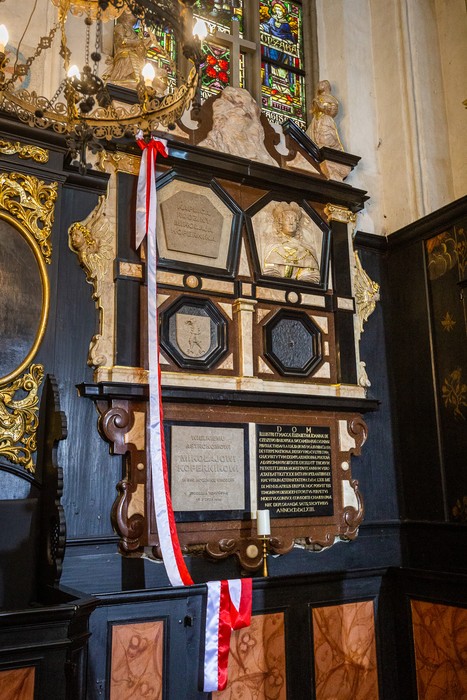 Msza święta i odsłonięcie pamiątkowej tablicy w kaplicy rodziny Kopernika, fot. Szymon Zdziebło/tarantoga.pl dla UMWKP