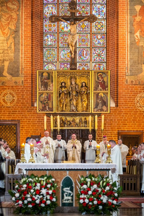 Msza święta i odsłonięcie pamiątkowej tablicy w kaplicy rodziny Kopernika, fot. Szymon Zdziebło/tarantoga.pl dla UMWKP
