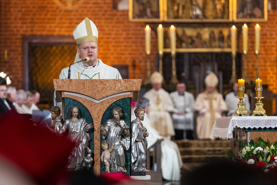 Msza święta i odsłonięcie pamiątkowej tablicy w kaplicy rodziny Kopernika, fot. Szymon Zdziebło/tarantoga.pl dla UMWKP