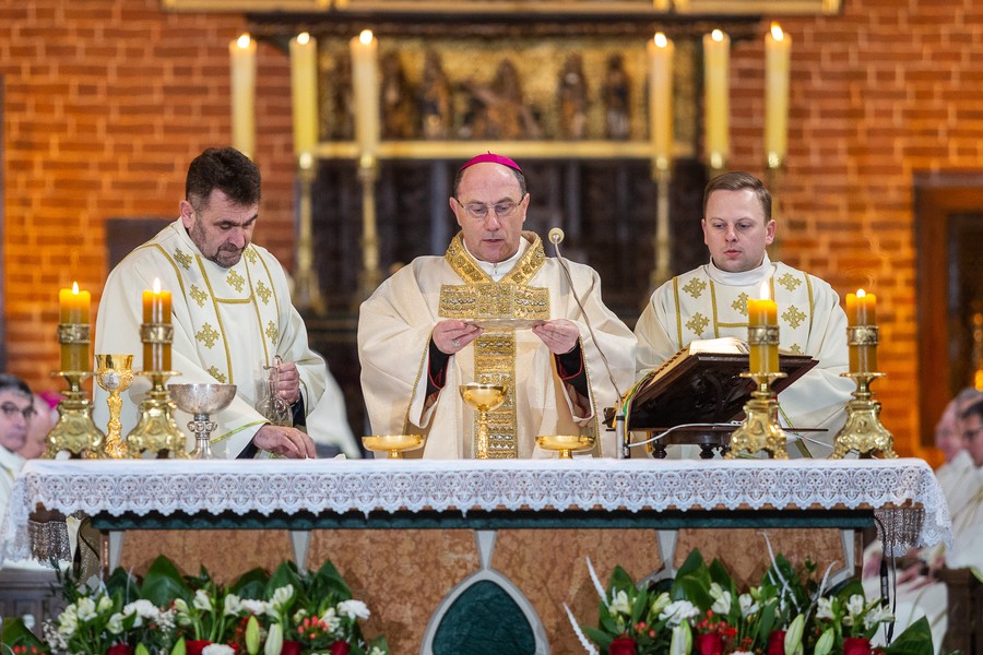 Msza święta i odsłonięcie pamiątkowej tablicy w kaplicy rodziny Kopernika, fot. Szymon Zdziebło/tarantoga.pl dla UMWKP