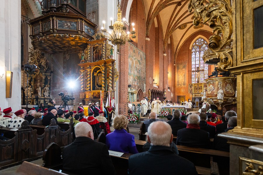 Msza święta i odsłonięcie pamiątkowej tablicy w kaplicy rodziny Kopernika, fot. Szymon Zdziebło/tarantoga.pl dla UMWKP