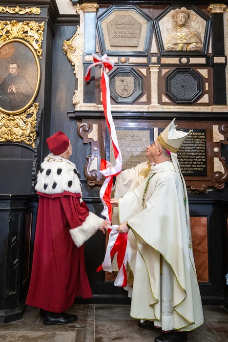 Msza święta i odsłonięcie pamiątkowej tablicy w kaplicy rodziny Kopernika, fot. Szymon Zdziebło/tarantoga.pl dla UMWKP