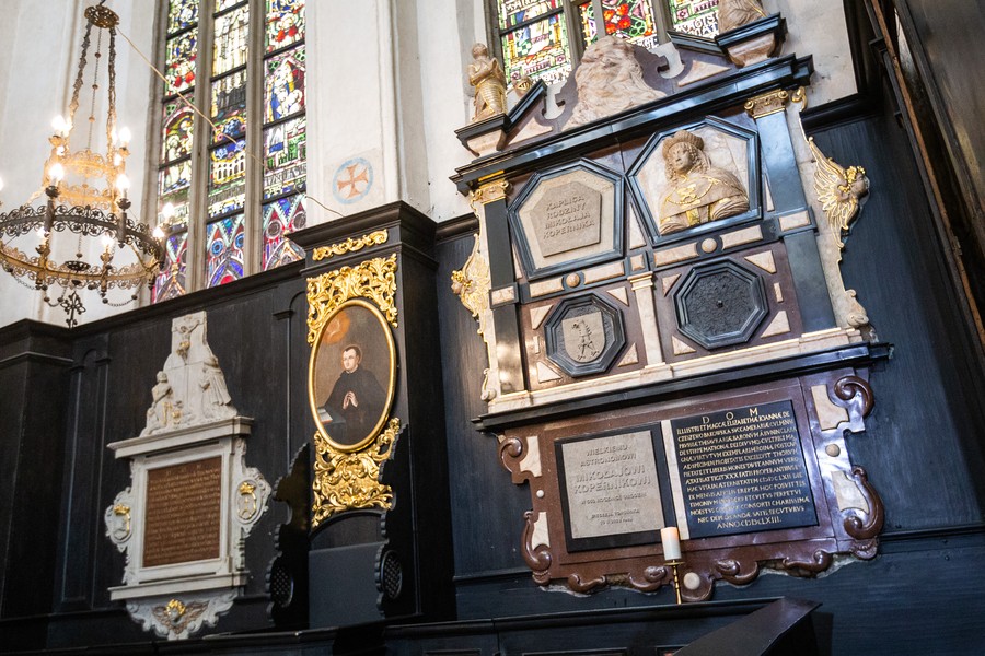 Msza święta i odsłonięcie pamiątkowej tablicy w kaplicy rodziny Kopernika, fot. Szymon Zdziebło/tarantoga.pl dla UMWKP