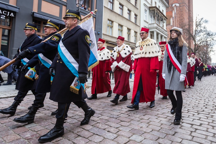 Złożenie kwiatów pod pomnikiem Kopernika, fot. Szymon Zdziebło/tarantoga.pl dla UMWKP