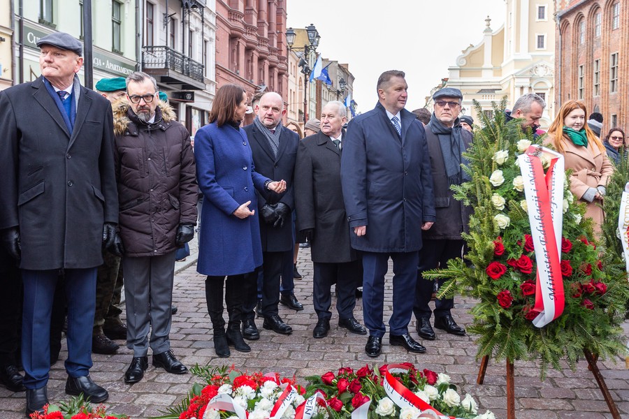 Złożenie kwiatów pod pomnikiem Kopernika, fot. Szymon Zdziebło/tarantoga.pl dla UMWKP
