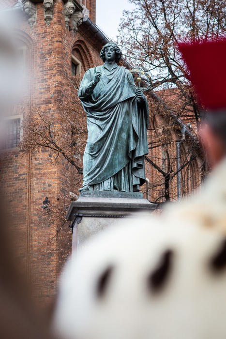 Złożenie kwiatów pod pomnikiem Kopernika, fot. Szymon Zdziebło/tarantoga.pl dla UMWKP