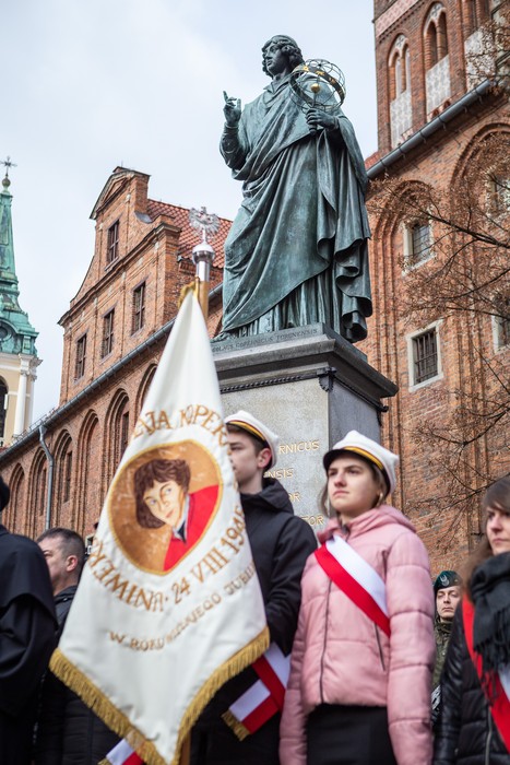 Złożenie kwiatów pod pomnikiem Kopernika, fot. Szymon Zdziebło/tarantoga.pl dla UMWKP