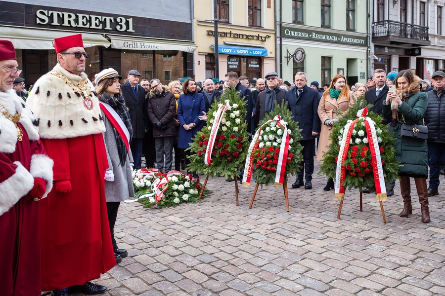 Złożenie kwiatów pod pomnikiem Kopernika, fot. Szymon Zdziebło/tarantoga.pl dla UMWKP