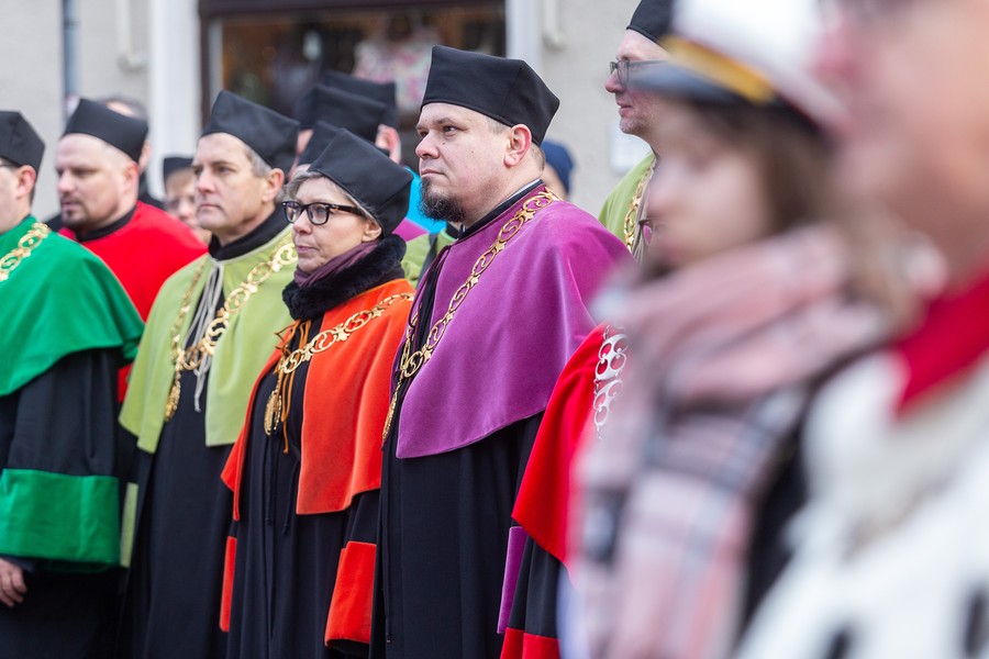 Złożenie kwiatów pod pomnikiem Kopernika, fot. Szymon Zdziebło/tarantoga.pl dla UMWKP