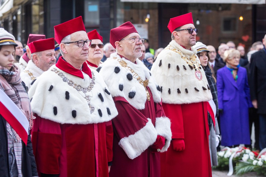 Złożenie kwiatów pod pomnikiem Kopernika, fot. Szymon Zdziebło/tarantoga.pl dla UMWKP