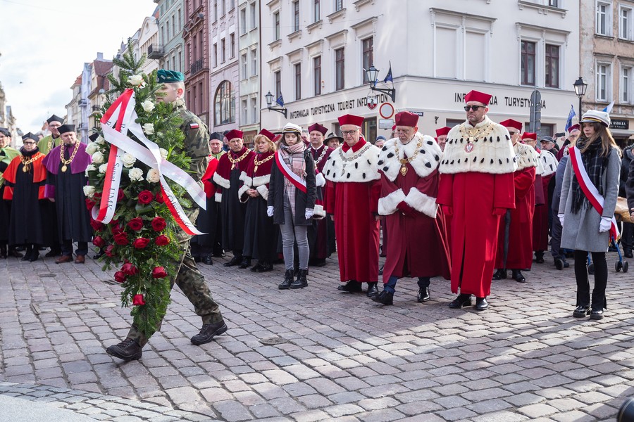 Złożenie kwiatów pod pomnikiem Kopernika, fot. Szymon Zdziebło/tarantoga.pl dla UMWKP