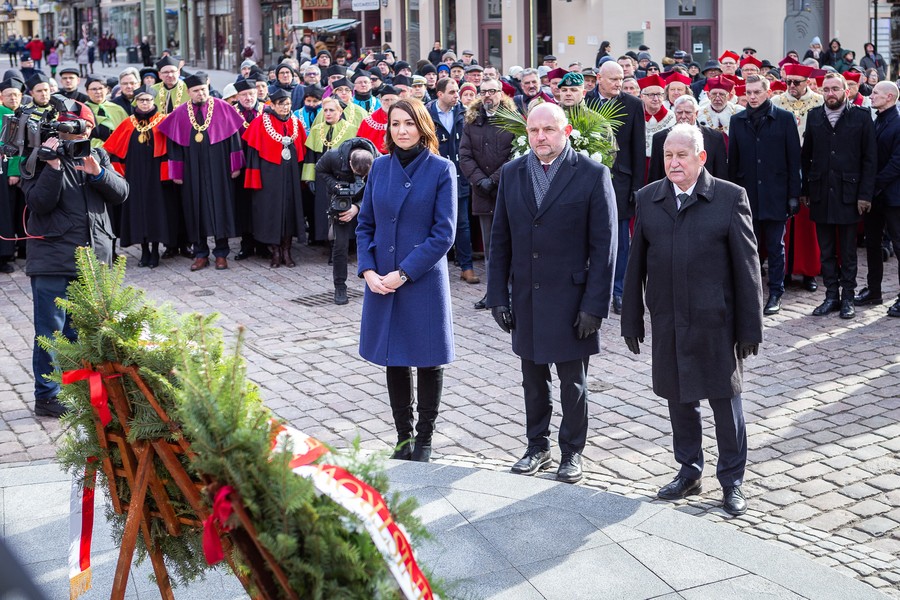 Złożenie kwiatów pod pomnikiem Kopernika, fot. Szymon Zdziebło/tarantoga.pl dla UMWKP