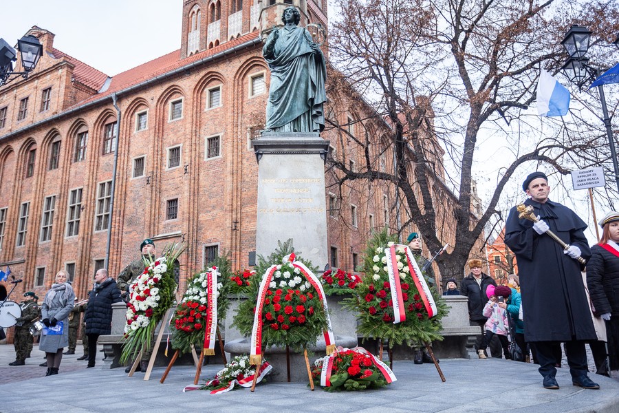 Złożenie kwiatów pod pomnikiem Kopernika, fot. Szymon Zdziebło/tarantoga.pl dla UMWKP