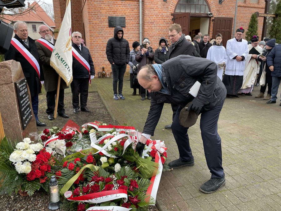 Uroczystości odsłonięcia tablicy pamięci Henryka Kapsy i lokalnych działaczy chłopskiej opozycji antykomunistycznej, członków Solidarności Rolników Indywidualnych, w Złejwsi Wielkiej, fot. Radio Kuropatwa