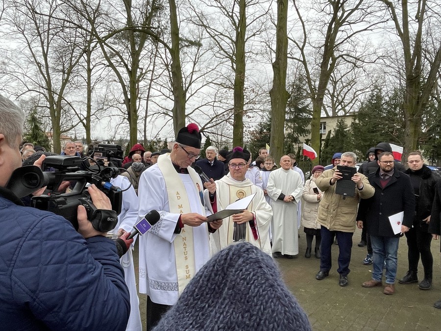 Uroczystości odsłonięcia tablicy pamięci Henryka Kapsy i lokalnych działaczy chłopskiej opozycji antykomunistycznej, członków Solidarności Rolników Indywidualnych, w Złejwsi Wielkiej, fot. Radio Kuropatwa