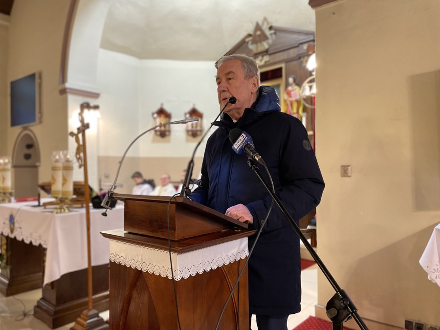 Uroczystości odsłonięcia tablicy pamięci Henryka Kapsy i lokalnych działaczy chłopskiej opozycji antykomunistycznej, członków Solidarności Rolników Indywidualnych, w Złejwsi Wielkiej, fot. Radio Kuropatwa