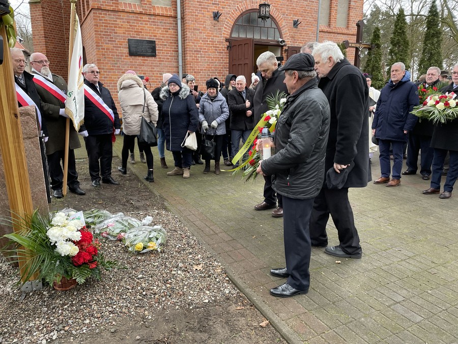 Uroczystości odsłonięcia tablicy pamięci Henryka Kapsy i lokalnych działaczy chłopskiej opozycji antykomunistycznej, członków Solidarności Rolników Indywidualnych, w Złejwsi Wielkiej, fot. Radio Kuropatwa