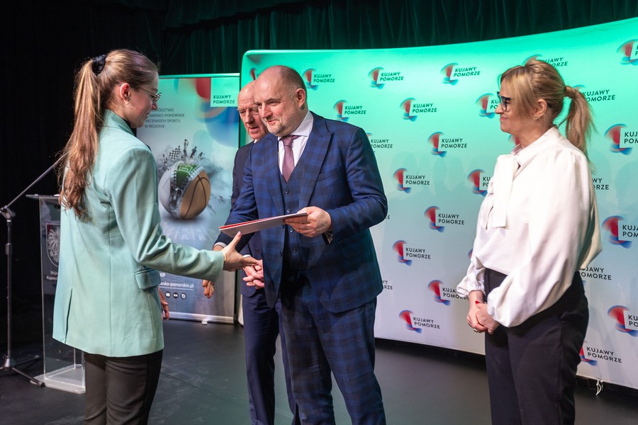 Wręczenie stypendiów sportowych, fot. Szymon Zdziebło/tarantoga.pl dla UMWKP