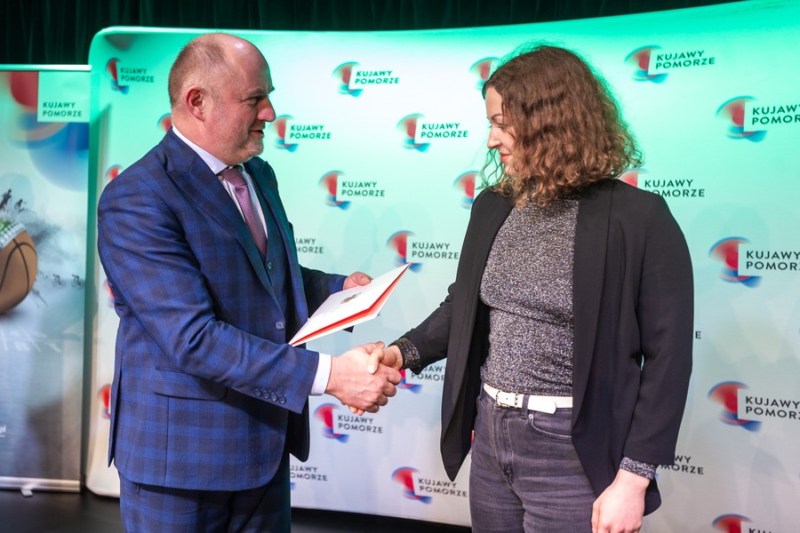 Wręczenie stypendiów sportowych, fot. Szymon Zdziebło/tarantoga.pl dla UMWKP