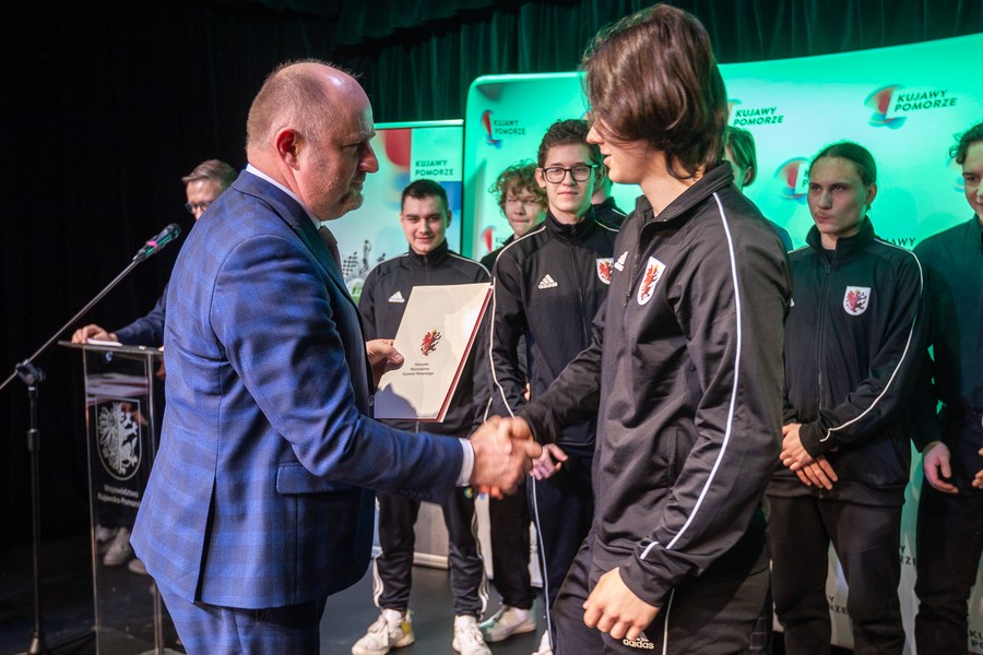 Wręczenie stypendiów sportowych, fot. Szymon Zdziebło/tarantoga.pl dla UMWKP