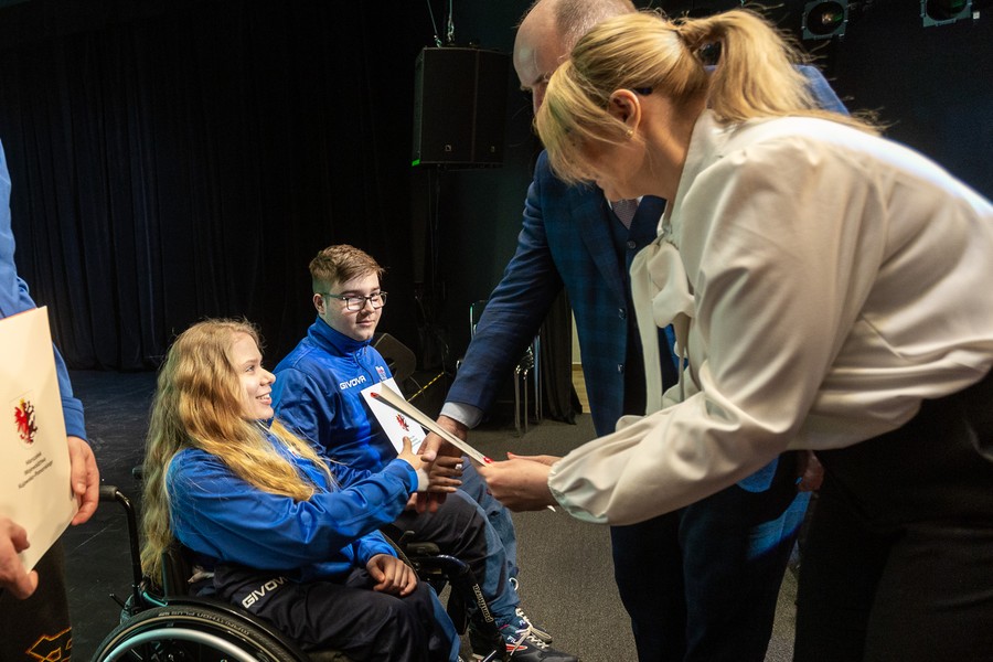 Wręczenie stypendiów sportowych, fot. Szymon Zdziebło/tarantoga.pl dla UMWKP