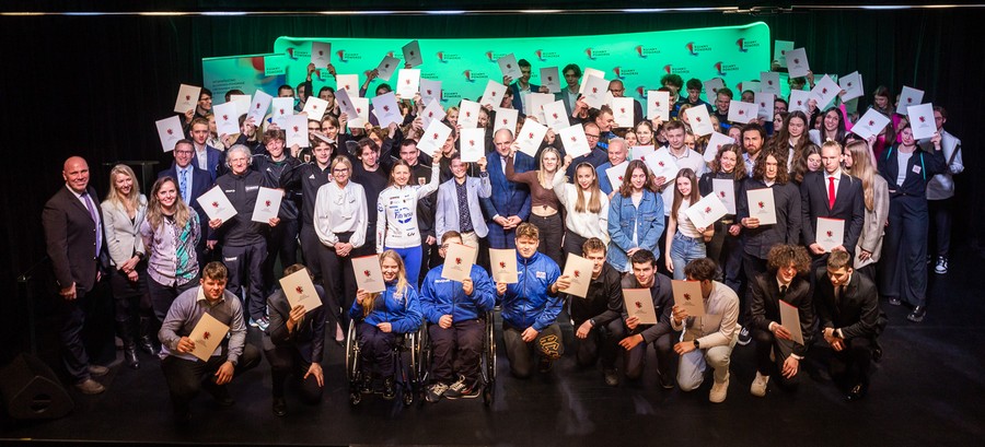 Wręczenie stypendiów sportowych, fot. Szymon Zdziebło/tarantoga.pl dla UMWKP
