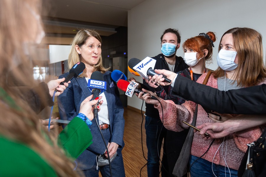 Wizyta marszałka Piotra Całbeckiego i dziennikarzy w nowym budynku głównym WSZ, fot. Szymon Zdzieblo/tarantoga.pl dla UMWKP