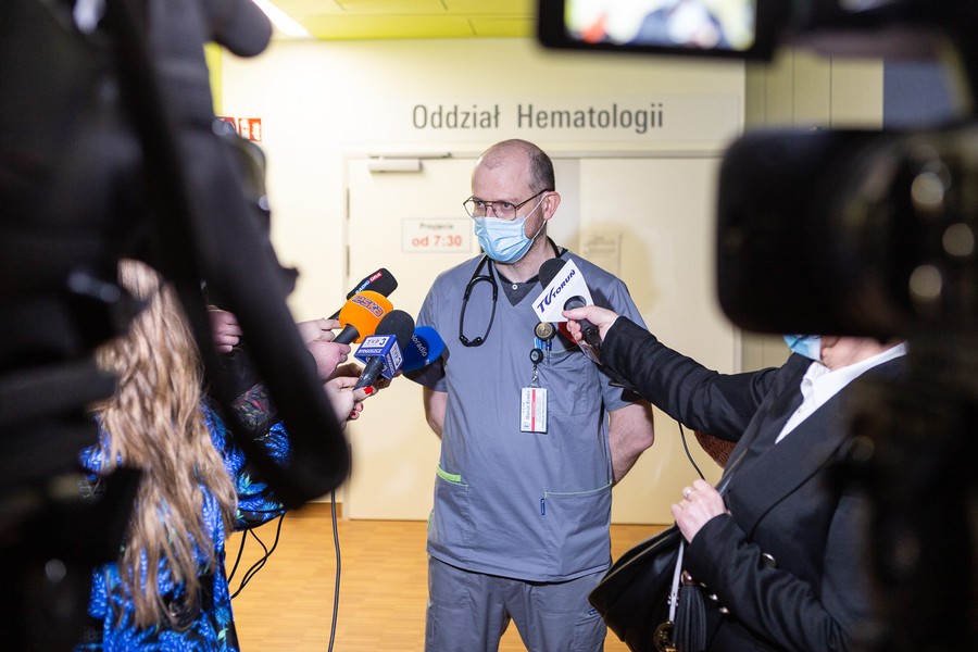 Wizyta marszałka Piotra Całbeckiego i dziennikarzy w nowym budynku głównym WSZ, fot. Szymon Zdzieblo/tarantoga.pl dla UMWKP