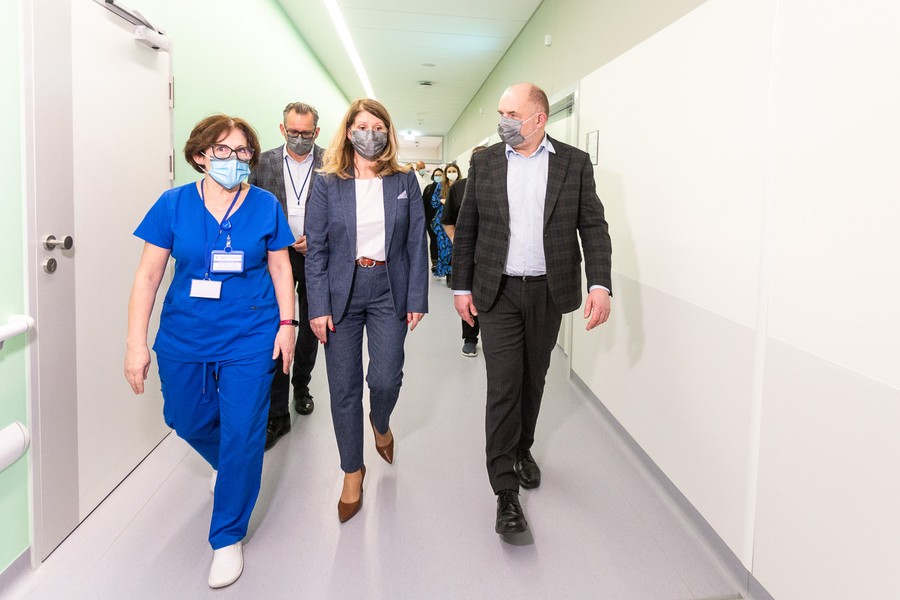 Wizyta marszałka Piotra Całbeckiego i dziennikarzy w nowym budynku głównym WSZ, fot. Szymon Zdzieblo/tarantoga.pl dla UMWKP