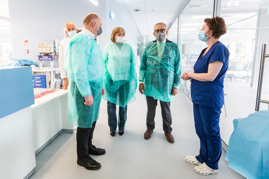 Wizyta marszałka Piotra Całbeckiego i dziennikarzy w nowym budynku głównym WSZ, fot. Szymon Zdzieblo/tarantoga.pl dla UMWKP