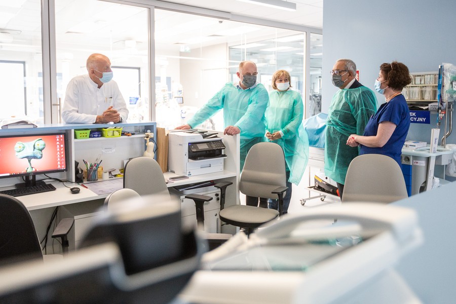 Wizyta marszałka Piotra Całbeckiego i dziennikarzy w nowym budynku głównym WSZ, fot. Szymon Zdzieblo/tarantoga.pl dla UMWKP