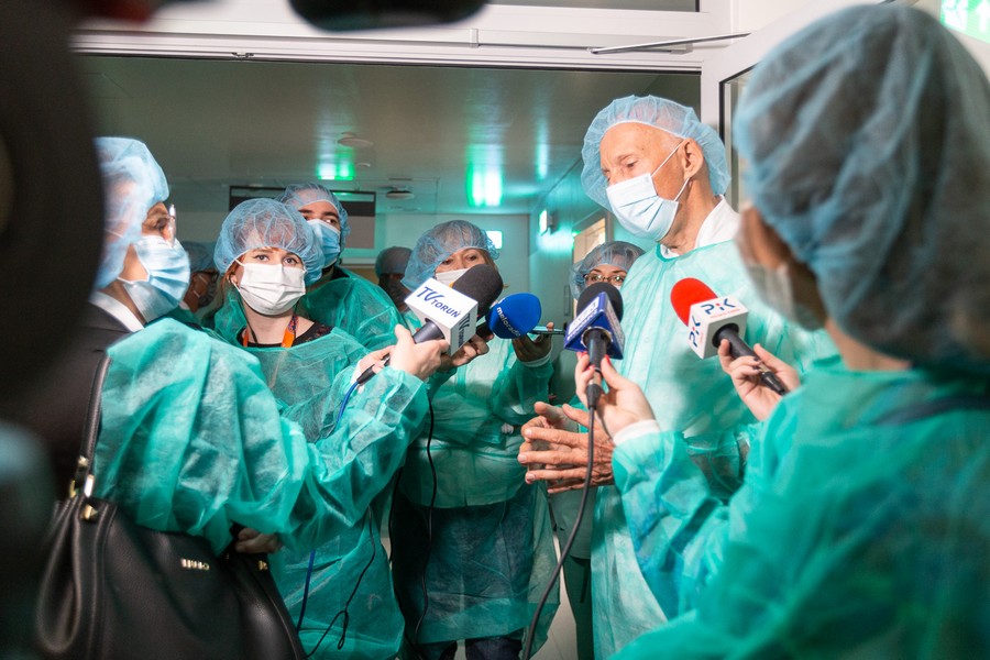 Wizyta marszałka Piotra Całbeckiego i dziennikarzy w nowym budynku głównym WSZ, fot. Szymon Zdzieblo/tarantoga.pl dla UMWKP