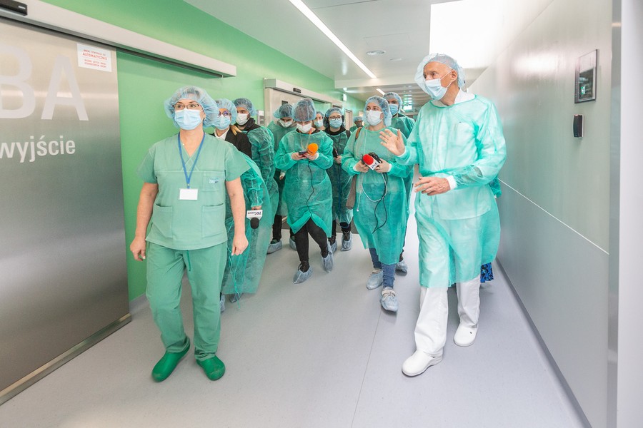 Wizyta marszałka Piotra Całbeckiego i dziennikarzy w nowym budynku głównym WSZ, fot. Szymon Zdzieblo/tarantoga.pl dla UMWKP