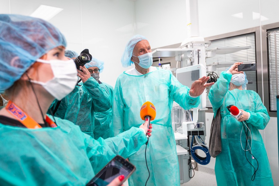 Wizyta marszałka Piotra Całbeckiego i dziennikarzy w nowym budynku głównym WSZ, fot. Szymon Zdzieblo/tarantoga.pl dla UMWKP