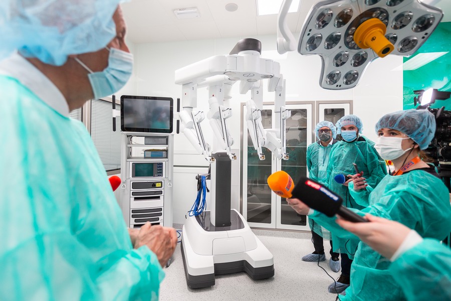 Wizyta marszałka Piotra Całbeckiego i dziennikarzy w nowym budynku głównym WSZ, fot. Szymon Zdzieblo/tarantoga.pl dla UMWKP