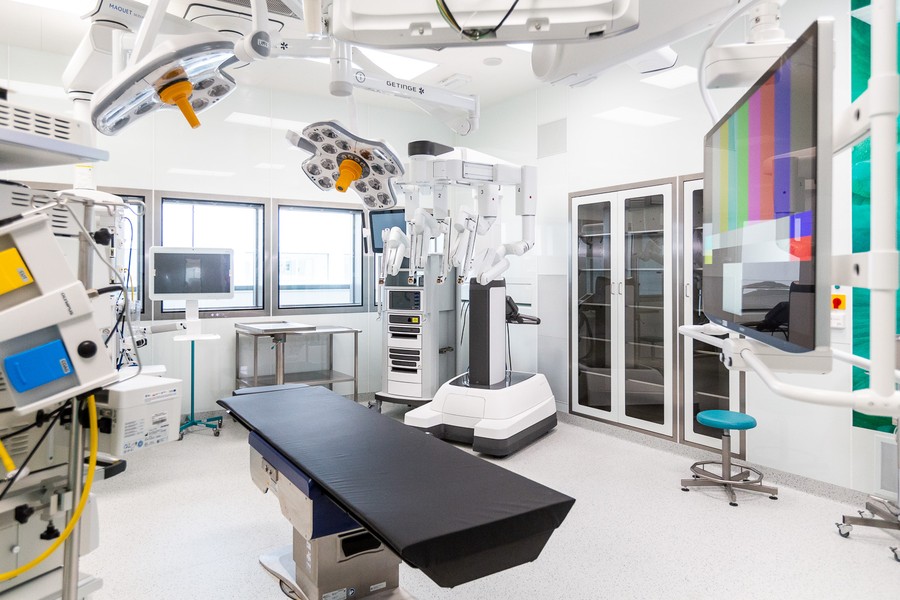 Wizyta marszałka Piotra Całbeckiego i dziennikarzy w nowym budynku głównym WSZ, fot. Szymon Zdzieblo/tarantoga.pl dla UMWKP