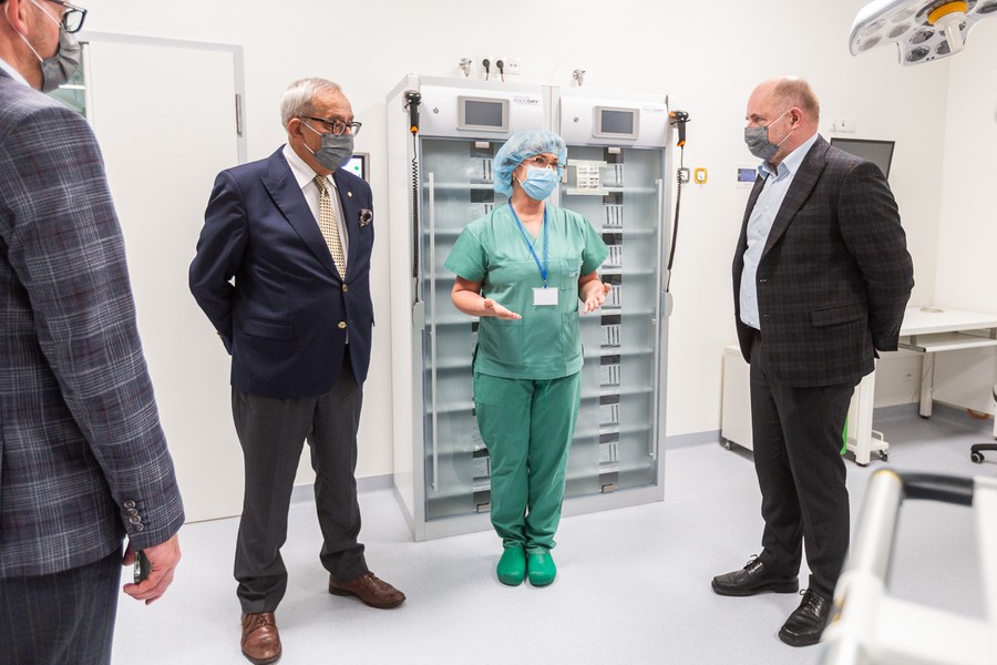 Wizyta marszałka Piotra Całbeckiego i dziennikarzy w nowym budynku głównym WSZ, fot. Szymon Zdzieblo/tarantoga.pl dla UMWKP