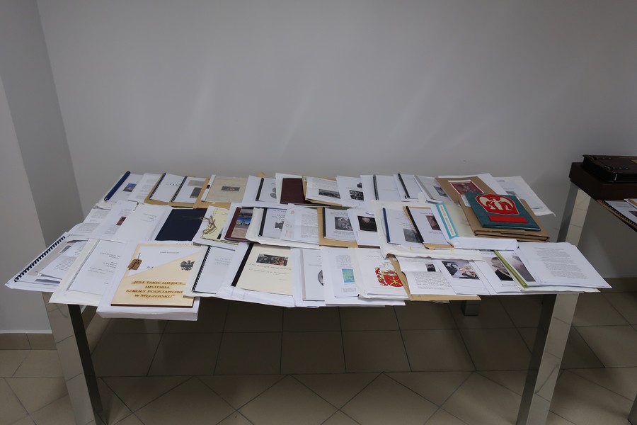 Prace w konkursie „Oni tworzyli naszą historię”, fot. Departament Edukacji UMWKP